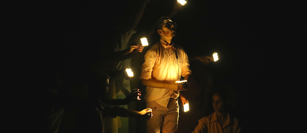 Liveaufnahmen des Theaterstücks "I see my ghost coming from afar"