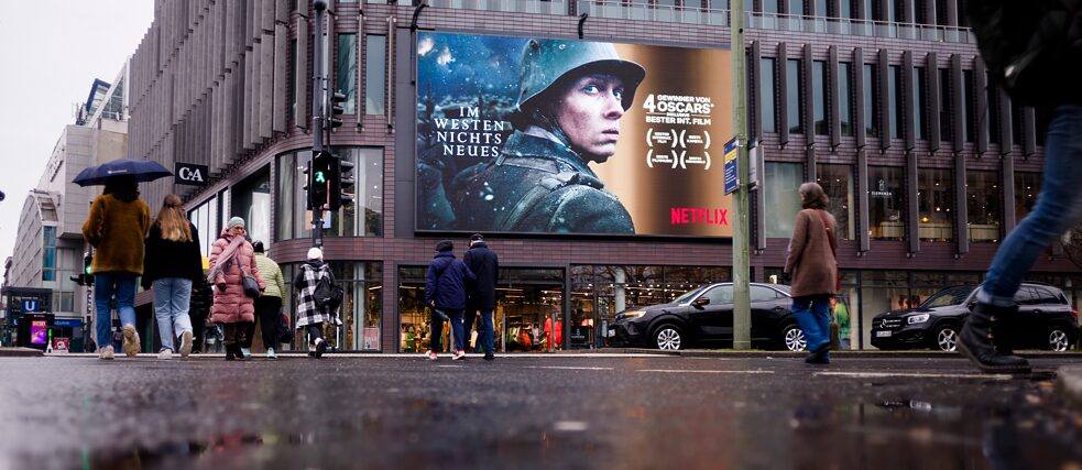 V dešti visící plakát k filmu "Na západní frontě klid."