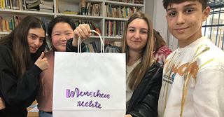 Schüler*innen präsentieren ein Workshop-Ergebnis