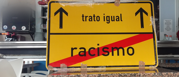 Verkehrsschild für Gleichberechtigung, ausgestellt in einer Bar in Almería