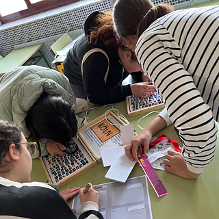 Schüler*innen sind bei der Station "Köln" des Autobahnspiels