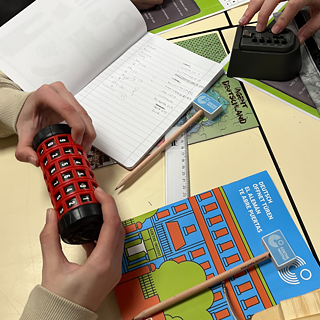 Schüler*innen lösen Rätsel des Escape-Rooms „Agent Deutschland“