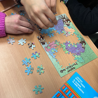 Schüler*innen puzzeln
