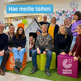 Kuva henkilökunnasta ja teksti "hae meille töihin".