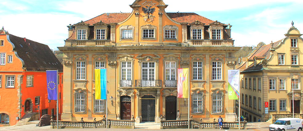 Flaggen vor dem Rathaus in Schwäbisch Hall 