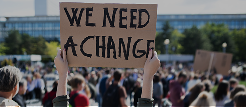 Die Jugend hat die Hoffnung noch nicht aufgegeben: Jugendliche engagieren sich politisch stärker, wenn sie glauben, dass sie Einfluss nehmen können und mit ihren Anliegen gehört werden.