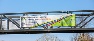 Banner an der Fußgängerbrücke des Diakoneo Diak Klinikums