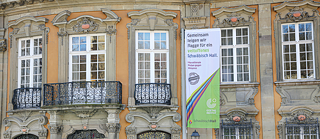 Flagge vor dem Rathaus