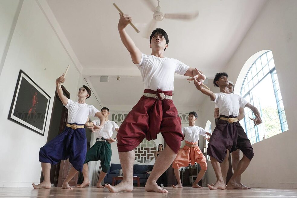 Prumsodun Ok und seine Tanzschüler trainieren