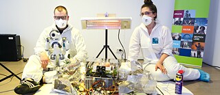 Mai 2021, während der Covid-19-Pandemie nahm der Roboter NaoMi an der gemeinsamen Künstlerresidenz des Goethe-Instituts Riga und des New Media Culture RIXC teil. Im Bild v. l.: der Programmierer Jurģis Peters, Roboter NaoMi und Künstlerin Laima Graždanoviča.  