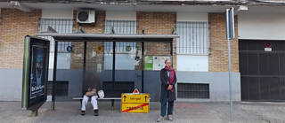 Verkehrsschild für Gleichberechtigung an einer Bushaltestelle