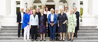 Die Unbeugsamen 01: DIE UNBEUGSAMEN vor der Villa Hammerschmidt - v.l.n.r. Helga Schuchardt, Sabine Gräfin von Nayhauß-Cormons, Christa Nickels, Roswitha Verhülsdonk, Renate Färber-Husemann, Ursula Männle, Herta Däubler-Gmelin, Ingrid Matthäus-Maier, Renate Hellwig, Marita Blüm, Hannelore Siegel, Monika Wulf-Mathies, Elisabeth Haines, Carola von Braun