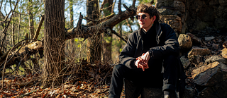 A. Campbell Payne sitzt im Wald