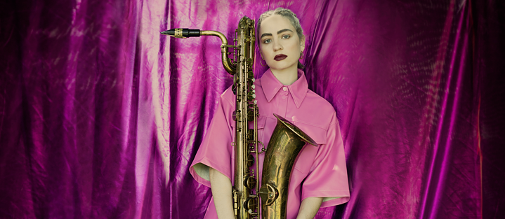 Kira Linn dengan saksofon bariton. Linn merilis album ketiganya Illusion bersama sekstetnya, Linntett, pada tahun 2023.