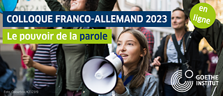 Fille avec mégaphone, manifestants