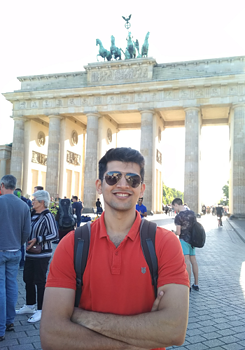 Neelay Mehendale vor dem Branderburger Tor.