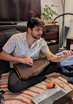 Neelay Mehendale übt Musik.