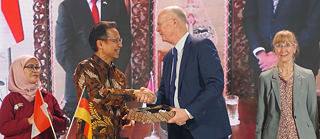 Der indonesische Gesundheitsminister Budi Gunadi Sadikin (l.) und der Leiter der Region Südostasien, Australien und Neuseeland, Dr. Stefan Dreyer, nach der Unterzeichnung des Memorandum of Understanding in Jakarta.