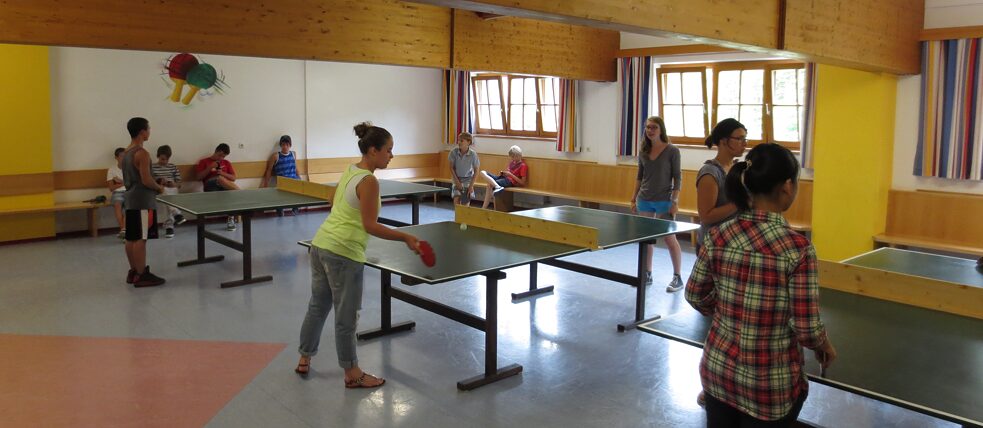 Jugendliche im Tauernhof beim Ping Pong Spiel