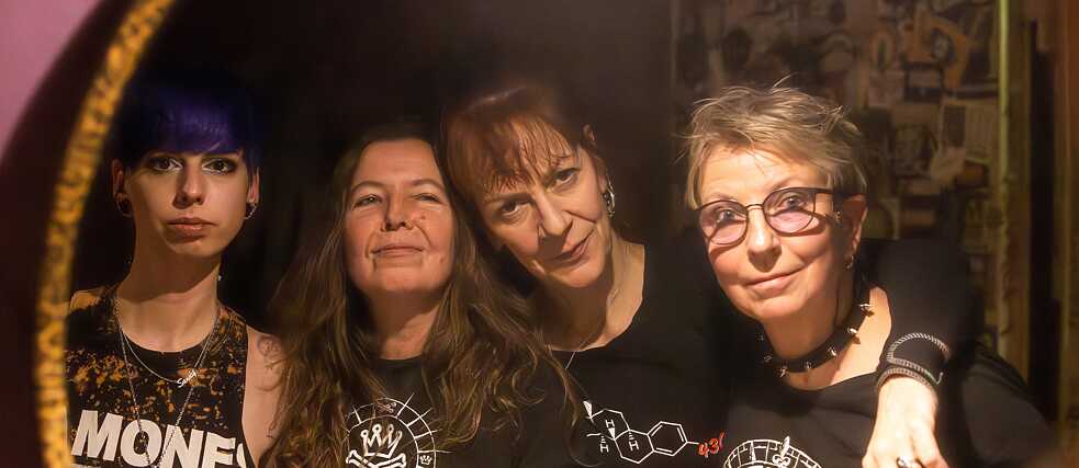 Die vier Musikerinnen von Östro 430, die sich an den Schultern halten