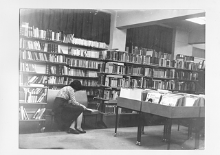Φωτογραφία από τη Βιβλιοθήκη του Goethe-Institut Athen στην οδό Φειδίου 14-16 τη δεκαετία του 1970. 
