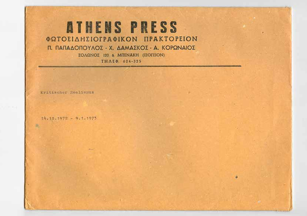 Φάκελος του Φωτοειδησεογραφικού Πρακτορείου Athens Press που κάλυψε την έκθεση «Κριτικός Ρεαλισμός» του Εργαστηρίου Σύγχρονης Τέχνης σε συνεργασία με το Καλλιτεχνικό Πνευματικό Κέντρο Ώρα, 1972‒1973.