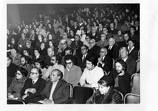 Κοινό στην εκδήλωση Τα 50ά γενέθλια του Γκύντερ Μπέκερ σε διοργάνωση του Εργαστηρίου Σύγχρονης Μουσικής, Θέατρο Άλφα, Πατησίων 37, 1974.