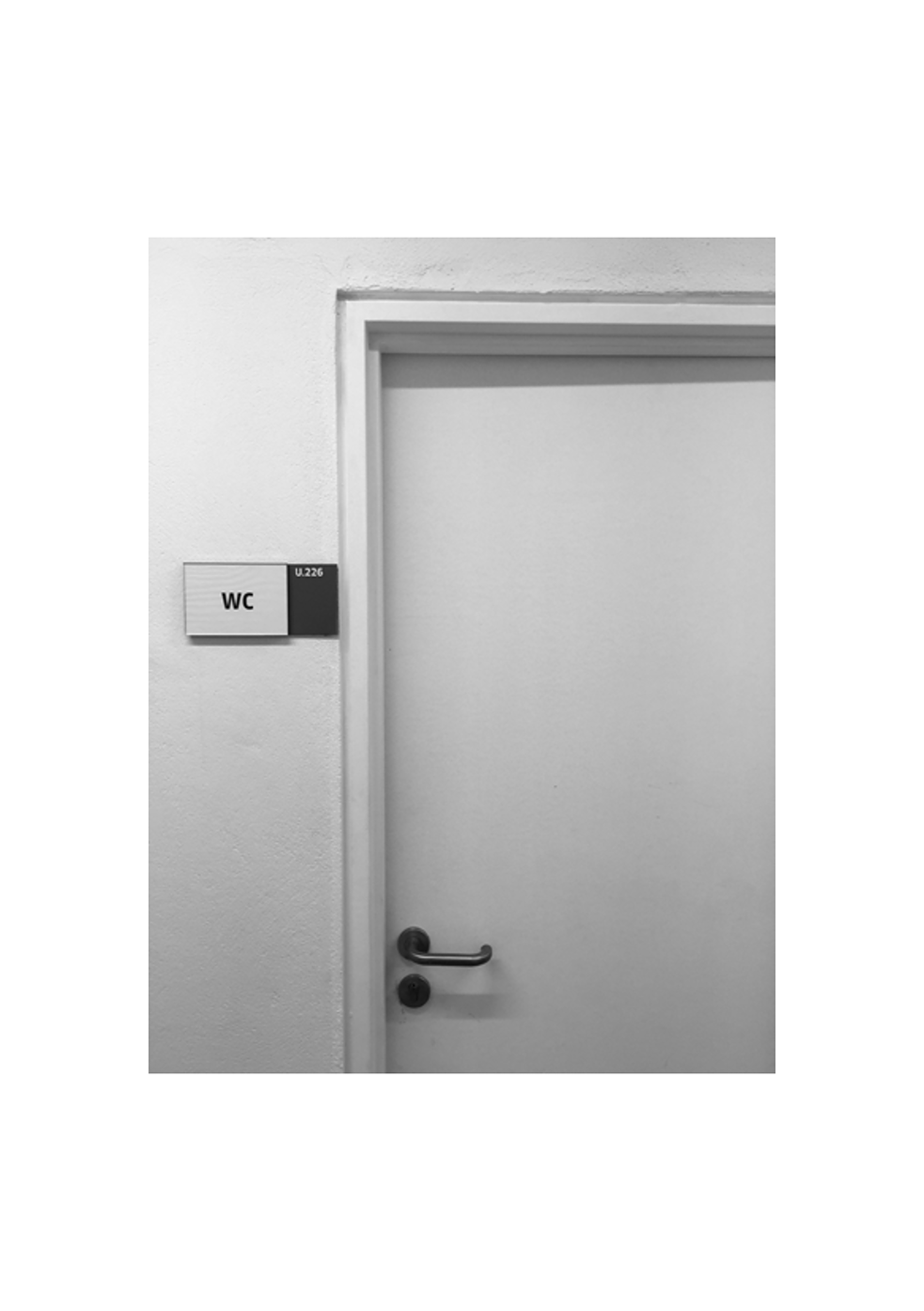 Tür der Damentoilette, an welcher der Sprengsatz der Organisation Revolutionärer  Volkskampf (E.L.A.) angebracht war, 1994.