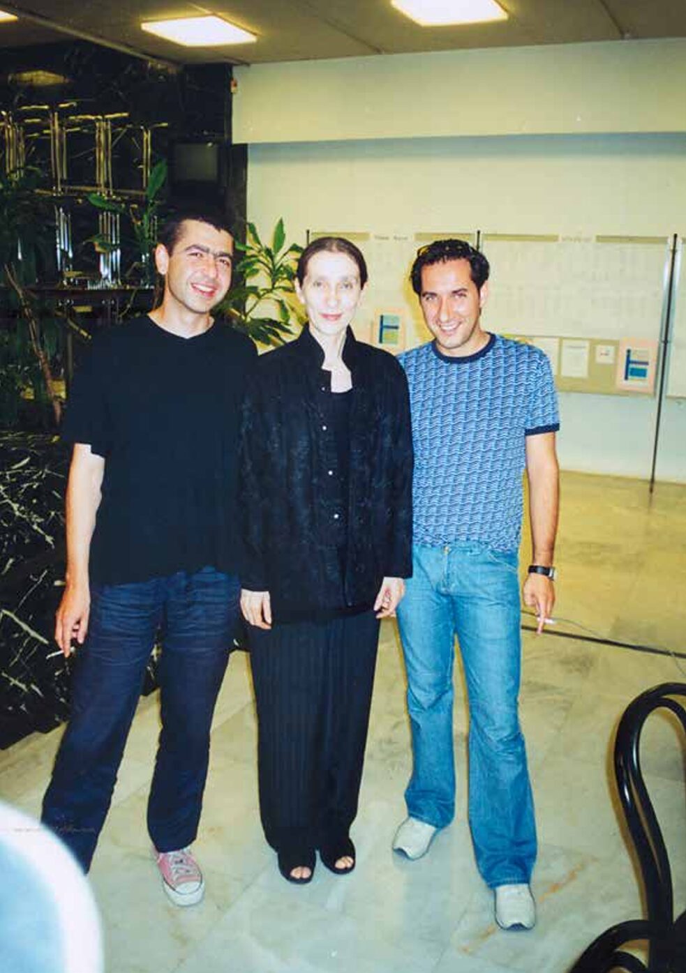 Pina Bausch beim Treffen mit jungen Tänzer*innen am 11. Juli 2001 im Café des Goethe-Instituts Athen.