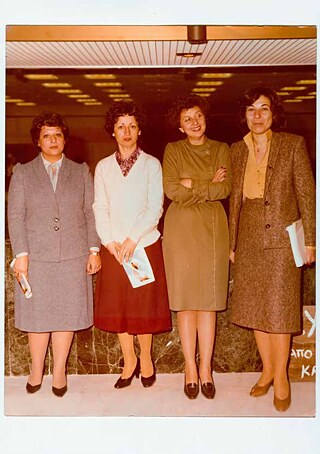 Mitarbeiterinnen bei der Eröffnungsfeier des Gebäudes des Goethe-Instituts Athen in der Omirou-Straße 14-16 im Jahr 1982. Von links: Efi Mastoraki, Eleni Syrigou, Sophia Oikonomaki, Mary Kailantzi.