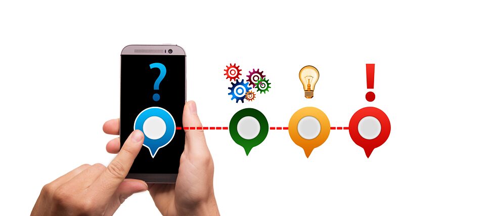 Ein Smartphone, Fragezeichen, Zahnrädchen und Ausrufezeichen