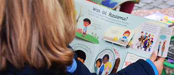 Der Vorlesefriseur Danny Beuerbach am Haller Kinderfest im Mai 2023