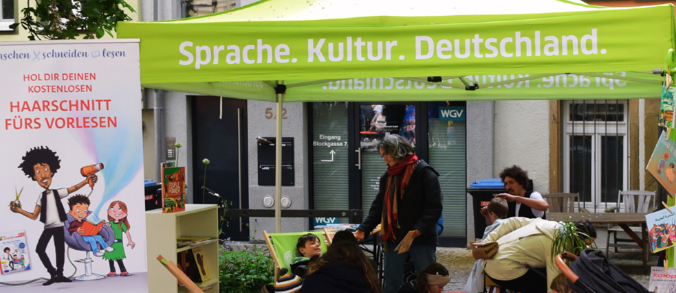 Der Vorlesefriseur Danny Beuerbach am Haller Kinderfest im Mai 2023