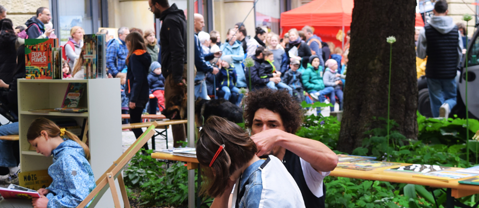 Der Vorlesefriseur Danny Beuerbach am Haller Kinderfest im Mai 2023