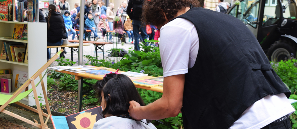 Der Vorlesefriseur Danny Beuerbach am Haller Kinderfest im Mai 2023