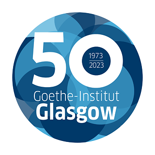 weißer Schriftzug '50 Goethe-Institut Glasgow' auf blaufarbigen Kreisen im Hintergrund gezogen