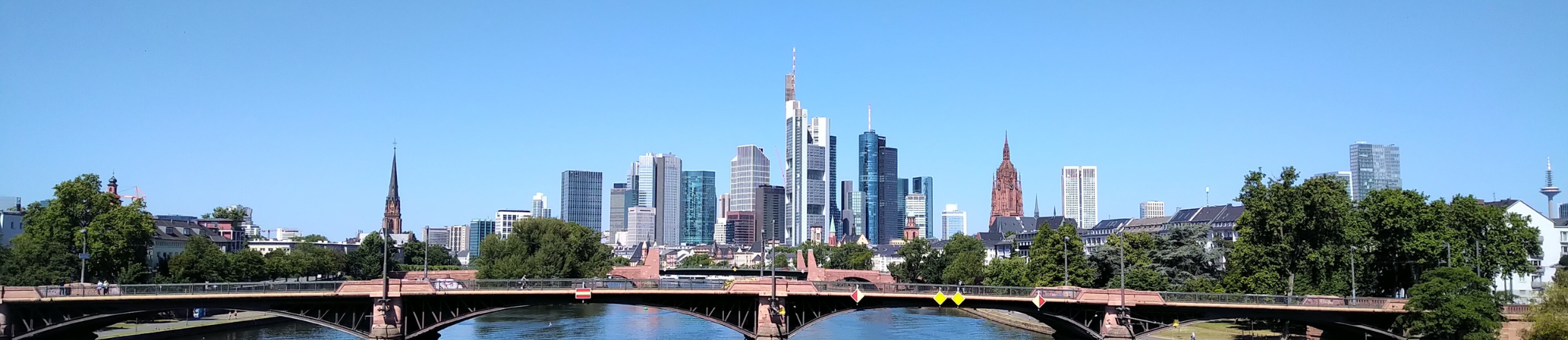 Skyline von Frankfurt vom Main aus