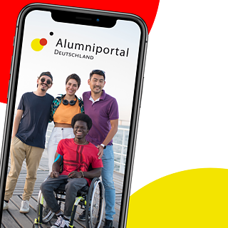 Smartphone mit der Alumniportal Seite