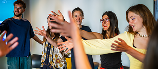 Teilnehmende nehmen an einem Workshop teil.