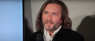 Ein Mann mit schulterlangen Haaren