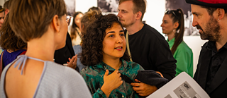 Teilnehmer*innen von Resonance plaudern beim Kick-off-Event.