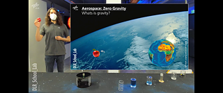 Pablo Erpenbeck, a tutor at the DLR School Lab, gives an introduction to the subject of weightlessness.