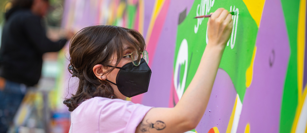 Artista trabajando en su arte callejero