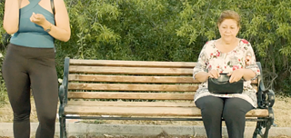 Eine ältere Frau sitzt auf einer Bank. Eine junge Frau steht daneben und telefomiert. &copy; (c) Christian Nirca In Ten Minutes, Regie: Christian Nirca