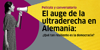 Flyer Frau mit einem Lautsprecher und Veranstaltungstitel