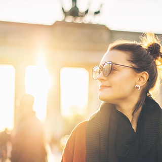 אישה מול שער ברנדנבורג