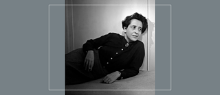 Hannah Arendt Fred Steinin kuvattavana New Yorkissa vuonna 1944.