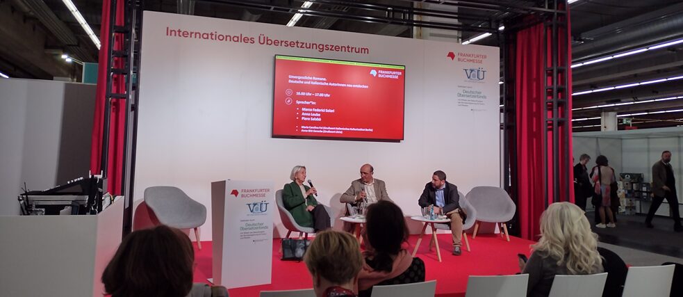 Incontro con i traduttori Anna Leube (Carl Hanser Verlag) e Marco Federici Solari (casa editrice L’Orma) e il moderatore Piero Salabè (Carl Hanser Verlag) all’Übersetzungszentrum, il primo giorno della Fiera del Libro di Francoforte 2023.