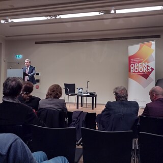 Prof. Dr. Thomas Meyer stellt am 18. Oktober 2023 seine Biografie von Hannah Arendt im Historischen Museum Frankfurt vor.