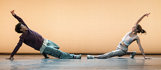 Standbild des Films: Ein Mann und eine Frau tanzen synchron und sehen sich dabei in die Augen.